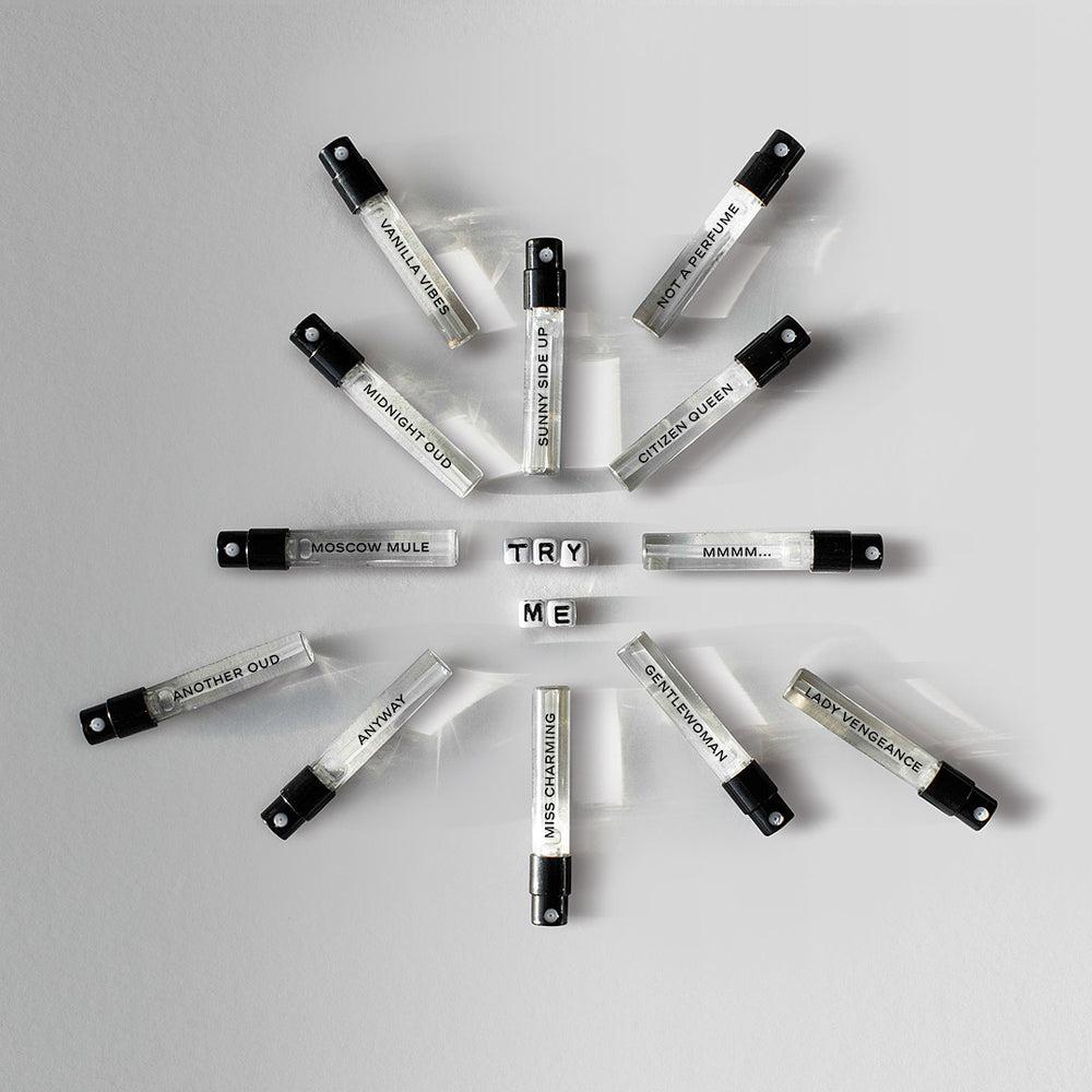 Juliette Has A Gun Coffret échantillons Personnalisé Avis : 10 Reviews Le Cadeau Parfait Pour Soi Ou à Offrir 1. Sélectionnez 3 échantillons Parmi Notre Collection. 2. Prenez Le Temps D'explorez Notre Univers Confortablemen