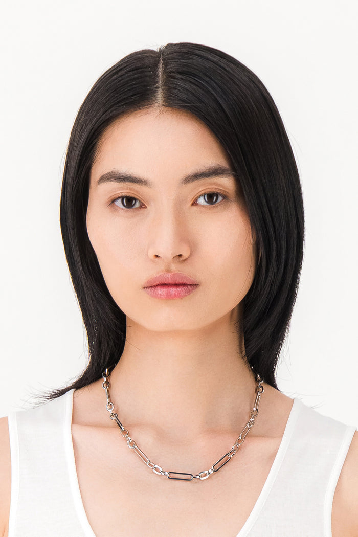 Justine Clenquet Collier Ali