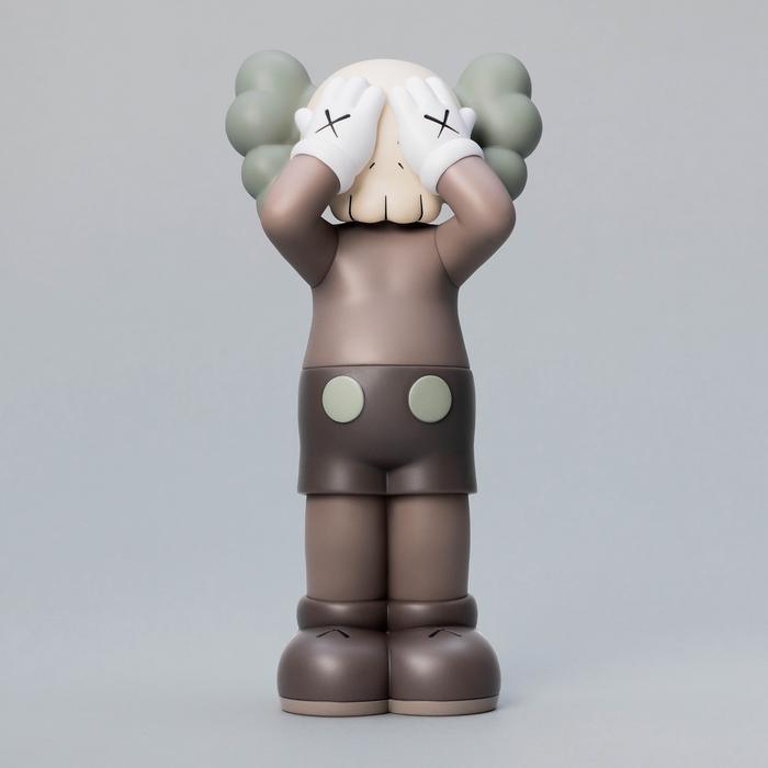 k.olin tribu Sculpture HOLIDAY UNITED KINGDOM 2021 BROWN by KAWS