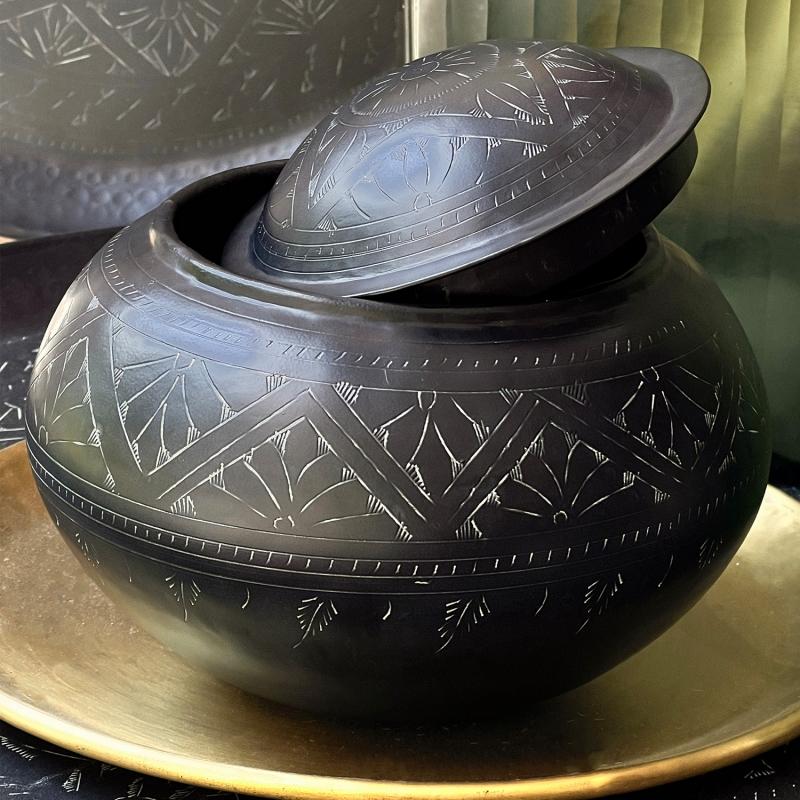 Karawan Authentic Boîte En Laiton Noire Oxydée Et Gravée