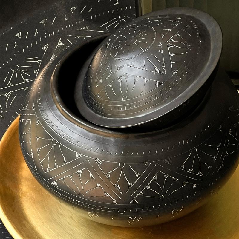 karawan authentic Boîte en laiton noire oxydée et gravée