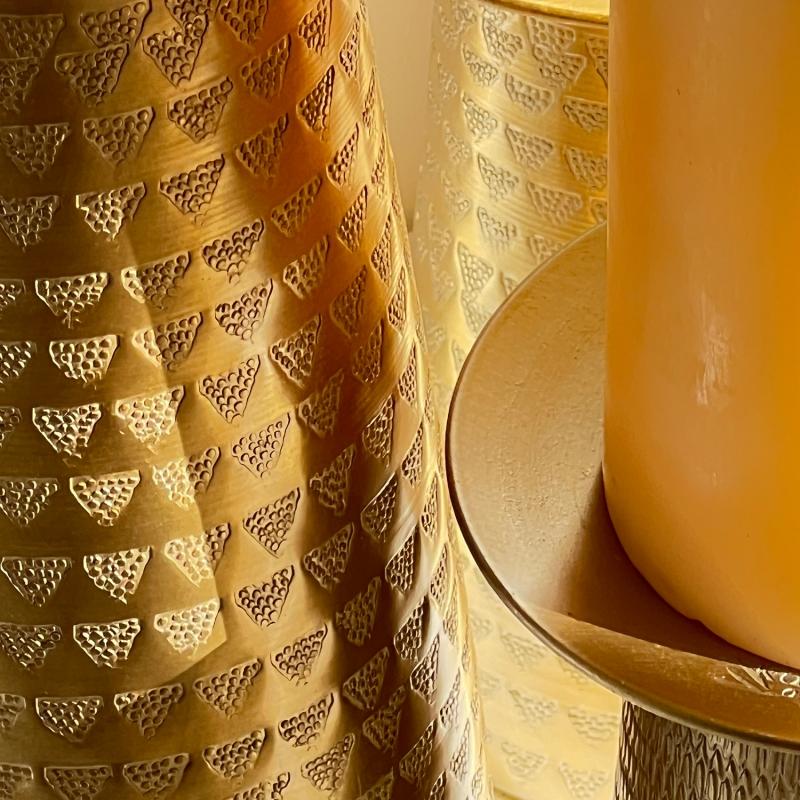 Karawan Authentic Bougeoir Motif TRIANGLES Coloris Doré Mat à La Finition Martelée