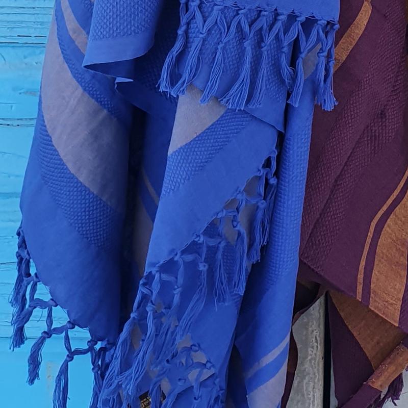 karawan authentic Fouta en coton biologique coloris BLUEBERRY. Tissage à plat et tissage nid d'abeille alternant rayures bicolores