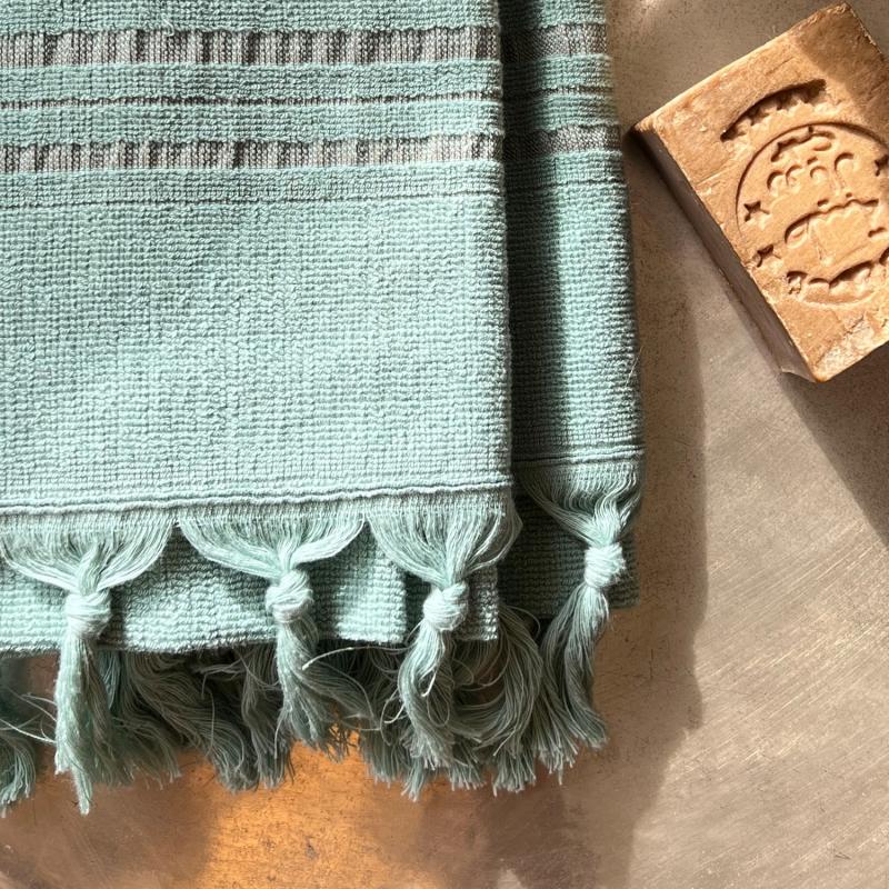 Karawan Authentic Fouta En Coton Biologique Coloris JADE Tissée Avec Une Face éponge Franges Nouées à La Main