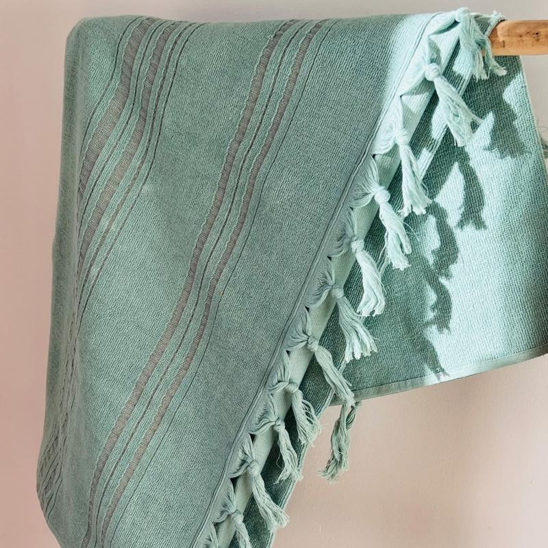 karawan authentic Fouta en coton biologique coloris JADE tissée avec une face éponge franges nouées à la main