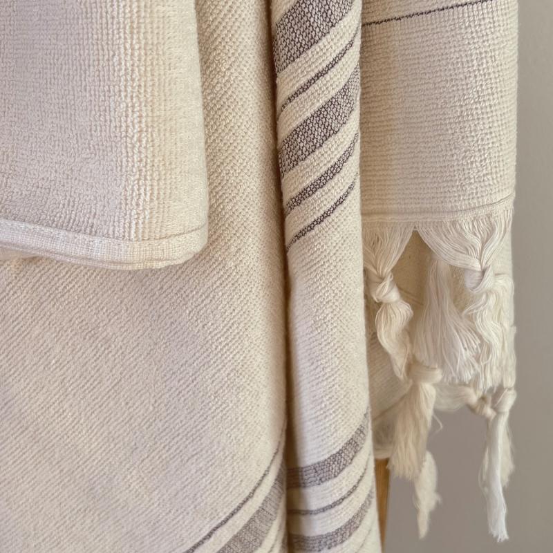 Karawan Authentic Fouta En Coton Biologique Coloris MOONSTONE Tissée Avec Une Face éponge Franges Nouées à La Main