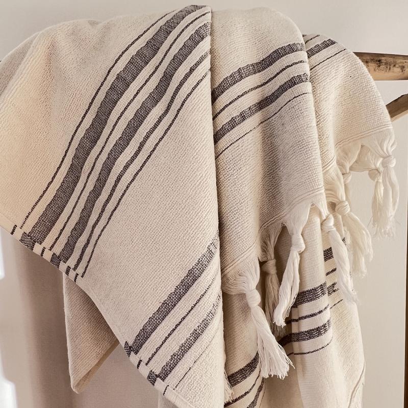 karawan authentic Fouta en coton biologique coloris MOONSTONE tissée avec une face éponge franges nouées à la main