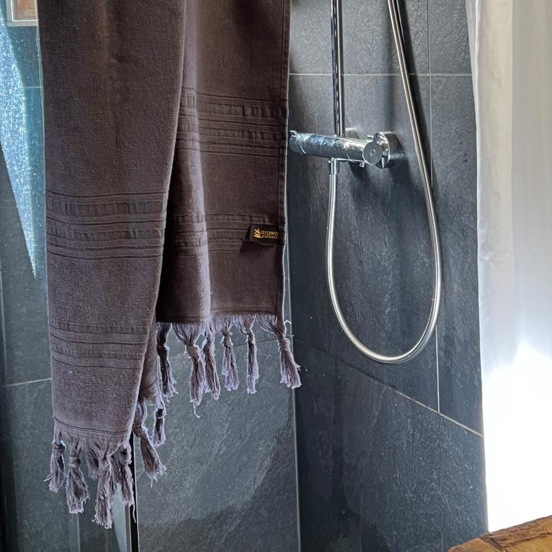 Karawan Authentic Fouta En Coton Biologique Coloris ONYX Tissée Avec Une Face éponge Franges Nouées à La Main