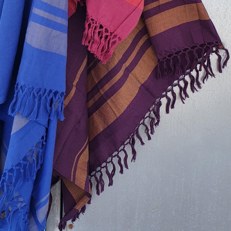 karawan authentic Fouta en coton biologique coloris VIOLET. Tissage à plat et tissage nid d'abeille alternant rayures bicolores