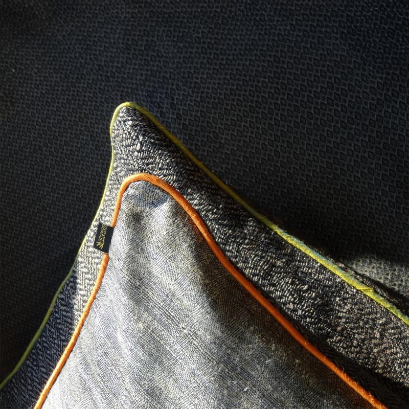 karawan authentic Grand coussin "Ortie et Soie" Rectangulaire Safran