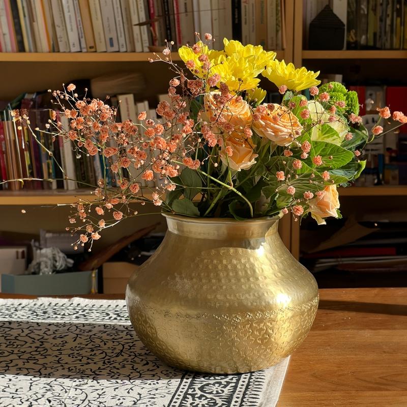 karawan authentic Grand vase déco coloris doré mat à la finition martelée