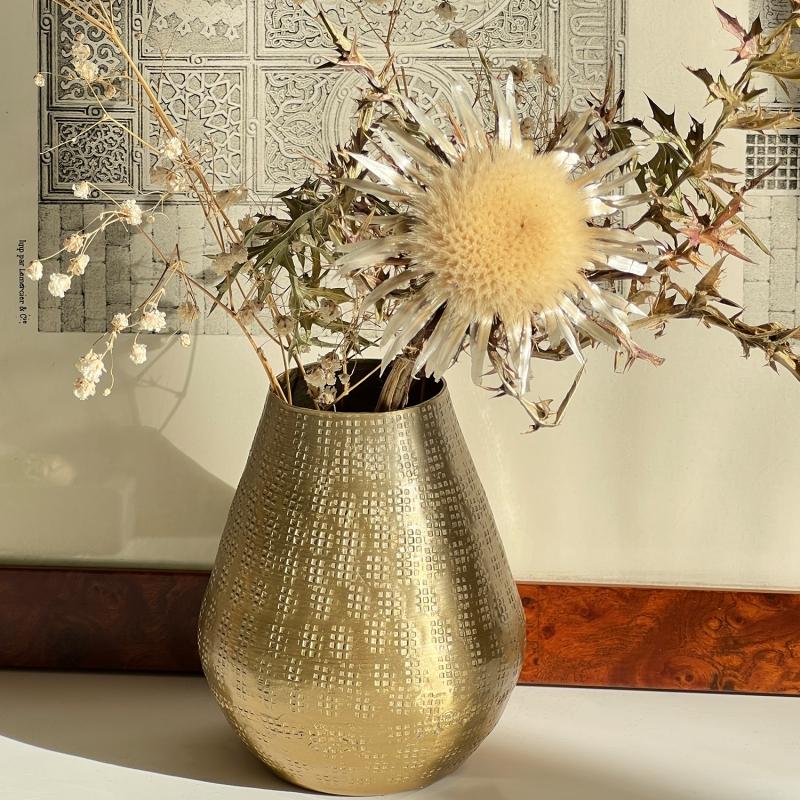 Karawan Authentic Petit Vase Déco Coloris Doré Mat à La Finition Martelée