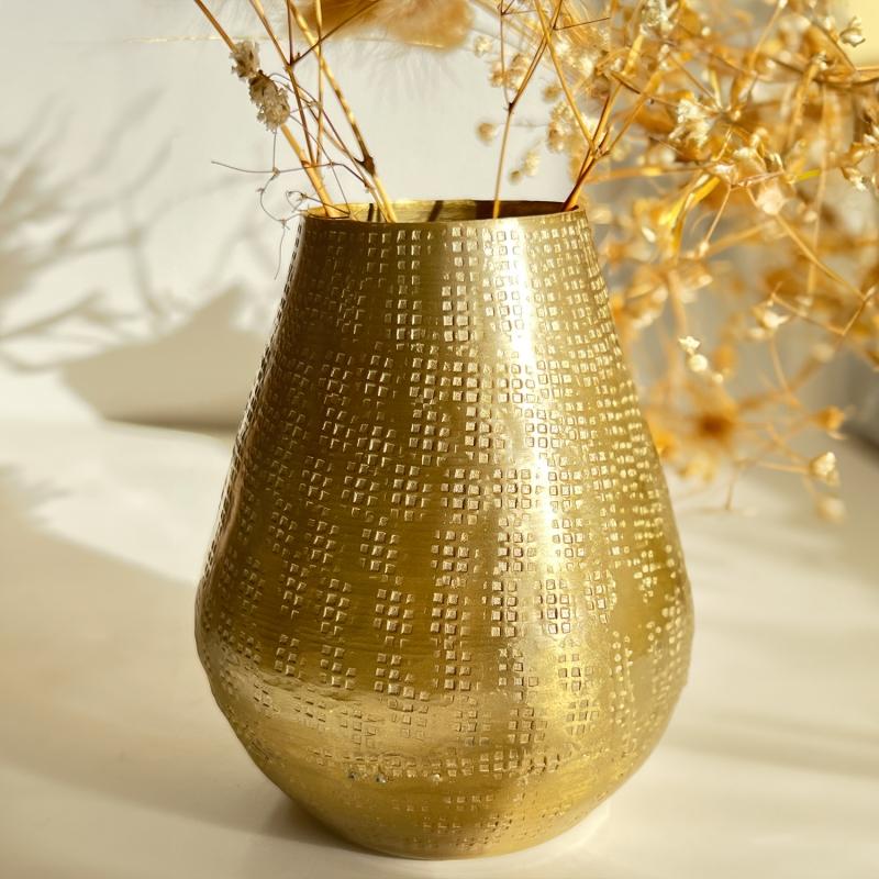 karawan authentic Petit vase déco coloris doré mat à la finition martelée