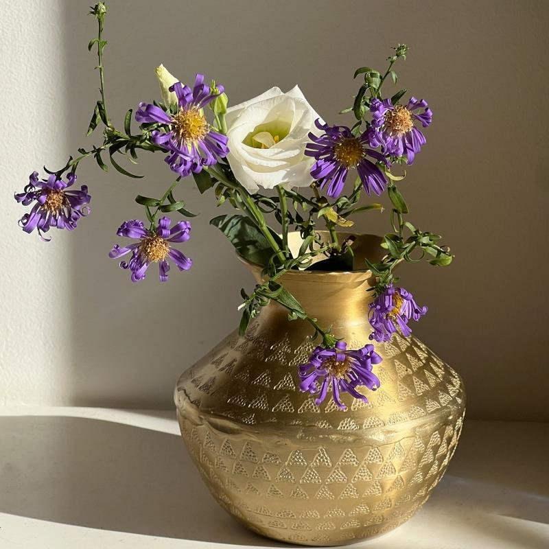 karawan authentic Vase déco coloris doré mat à la finition martelée