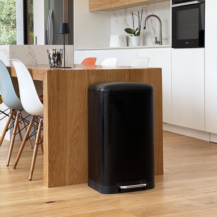 kitchen move Poubelle de cuisine à pédale 40L Design GREENWICH Noir mat en acier Inox avec seau couvercle bombé