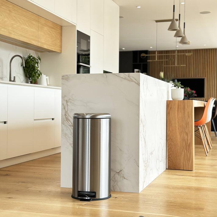 Kitchen Move Poubelle De Cuisine à Pédale Basique Inox Brossé 30L URBAN En Acier Avec Seau Couvercle Bombé