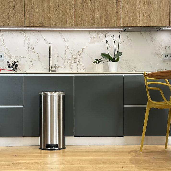 Kitchen Move Poubelle De Cuisine à Pédale Basique Inox Brossé 30L URBAN En Acier Avec Seau Couvercle Bombé