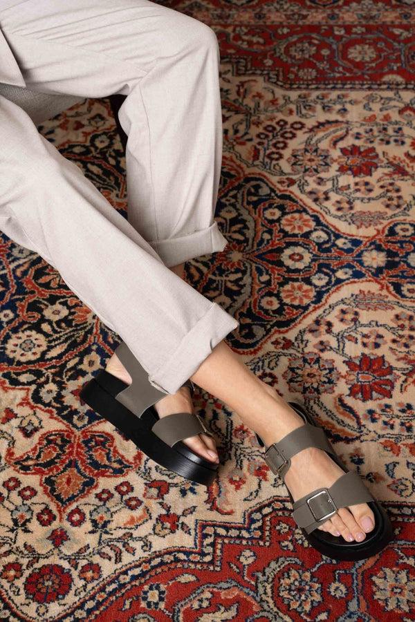 la bottine souriante Sandales à boucles Roxane