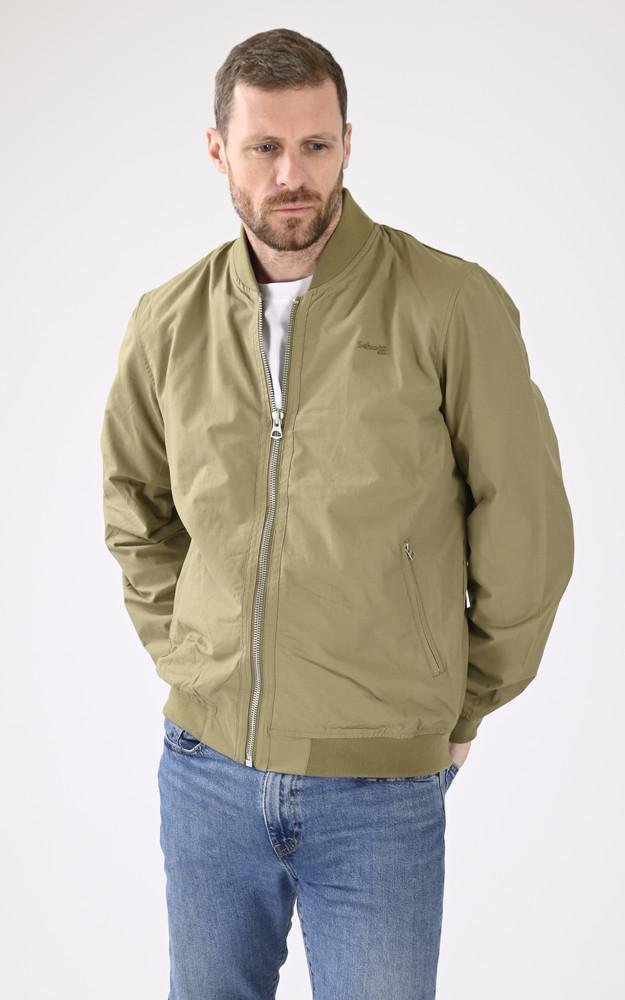 la canadienne Teddy Macole kaki