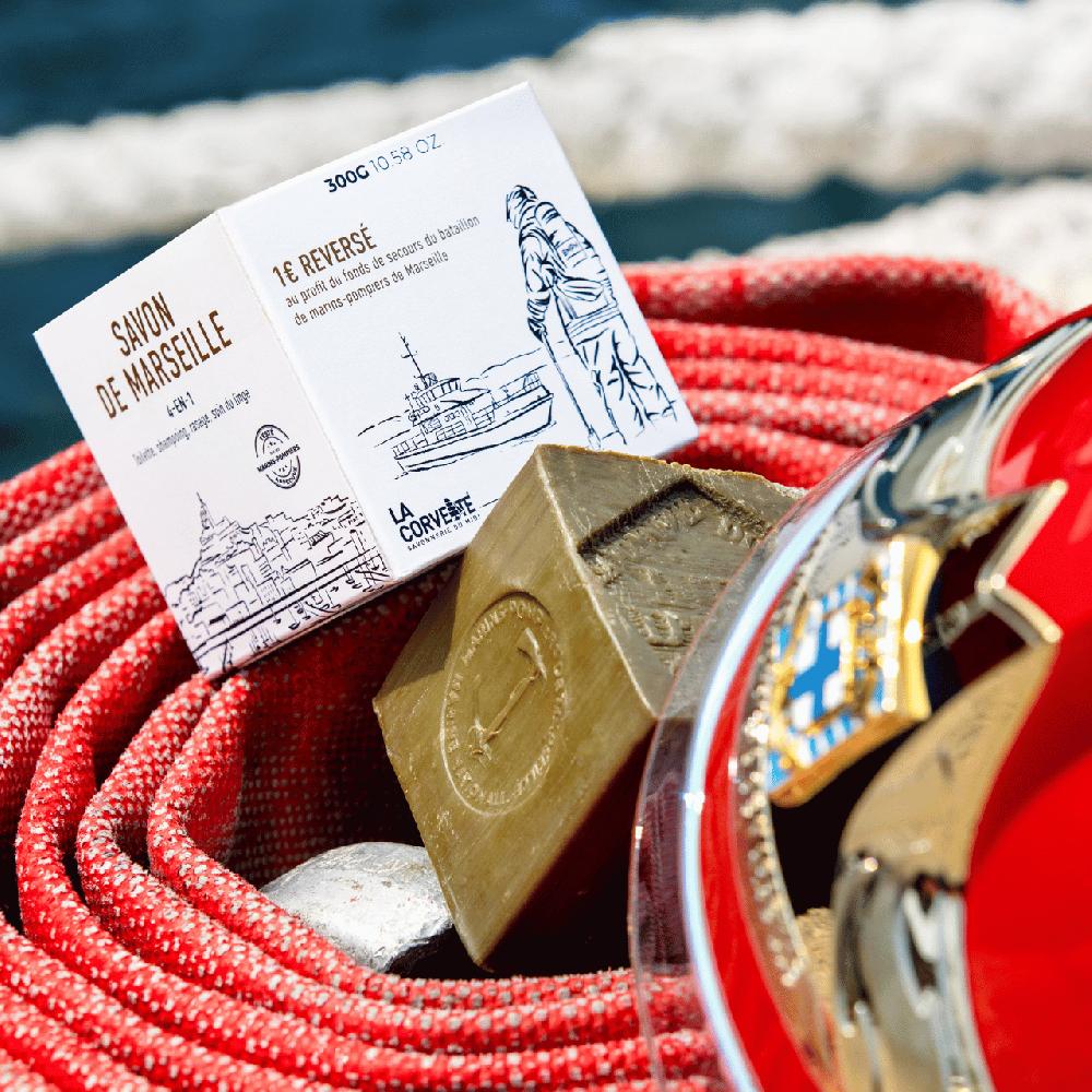La Corvette Savon De Marseille Solidaire MARINS-POMPIERS – OLIVE – 300g – En Boite – COSMOS NATURAL