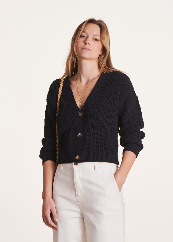 la fée maraboutée Gilet bleu marine court en maille côtes perlées