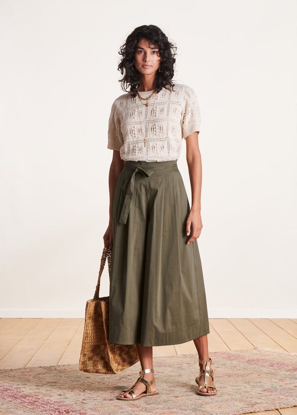 la fée maraboutée Pantalon kaki large 7/8ème avec ceinture à nouer la fée maraboutée Pantalon kaki large 7/8ème avec ceinture à nouer