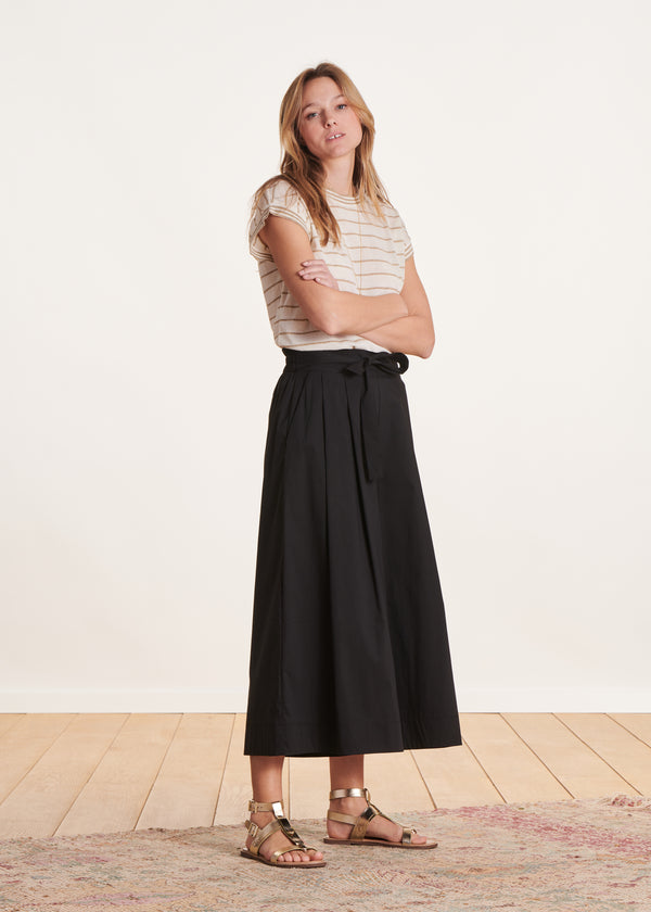 la fée maraboutée Pantalon noir large 7/8ème avec ceinture à nouer la fée maraboutée Pantalon noir large 7/8ème avec ceinture à nouer