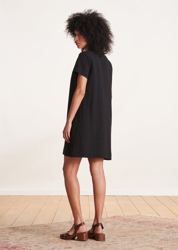La Fée Maraboutée Robe Courte Droite Noire à Manches Courtes
