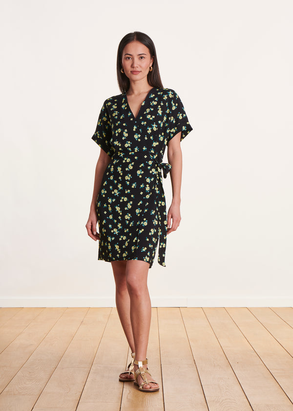 la fée maraboutée Robe courte portefeuille noire à imprimé fleuri la fée maraboutée Robe courte portefeuille noire à imprimé fleuri