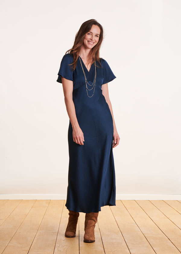 la fée maraboutée Robe longue cintrée fluide bleu pétrole à manches courtes