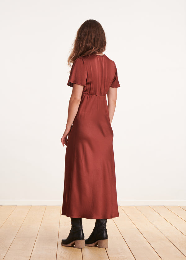 La Fée Maraboutée Robe Longue Cintrée Fluide Bordeaux à Manches Courtes