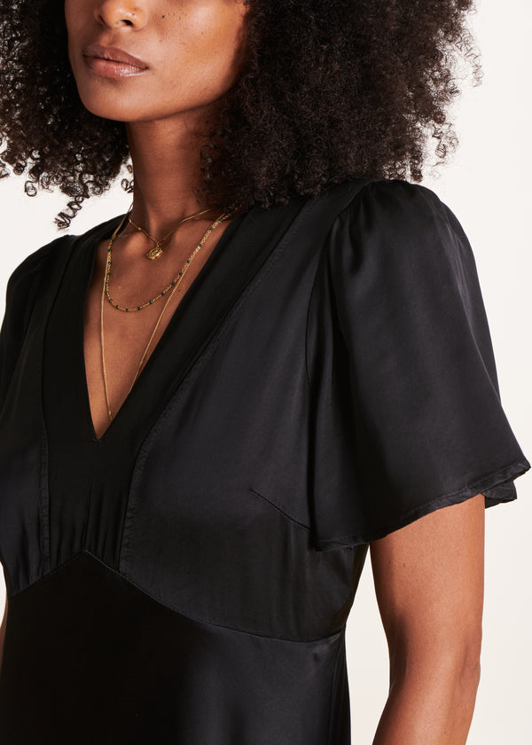 La Fée Maraboutée Robe Longue Cintrée Fluide Noire à Manches Courtes
