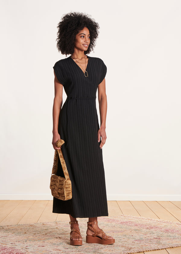 la fée maraboutée Robe longue portefeuille noire à manches courtes la fée maraboutée Robe longue portefeuille noire à manches courtes