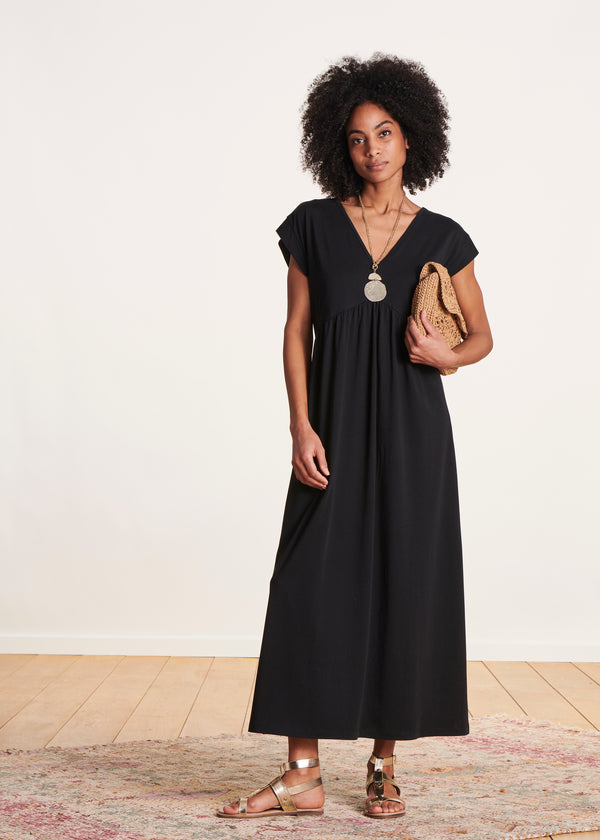 la fée maraboutée Robe mi-longue fluide noire manches courtes la fée maraboutée Robe mi-longue fluide noire manches courtes