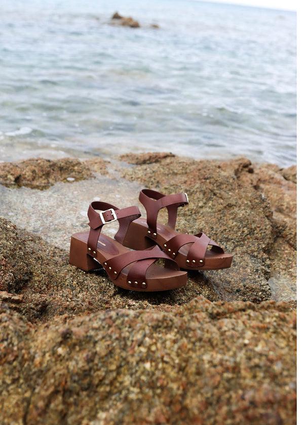 La Fée Maraboutée Sandales En Cuir Marron Avec Semelle Bois