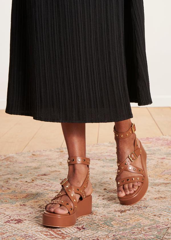 la fée maraboutée Sandales marron en cuir avec plateforme cloutées