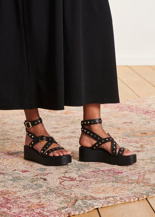 la fée maraboutée Sandales noires en cuir avec plateforme cloutées