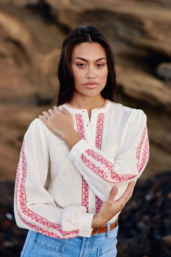 la petite étoile Blouse avec broderie blanc/orange - Brielle