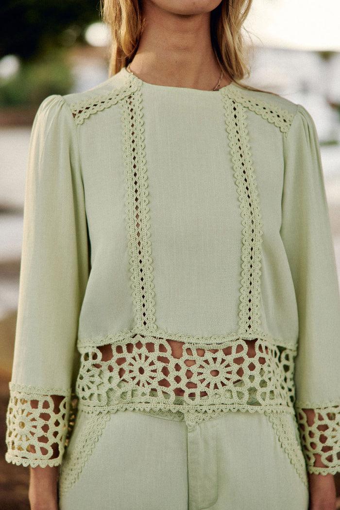 la petite étoile Blouse droite en crochet vert amande - Tevy