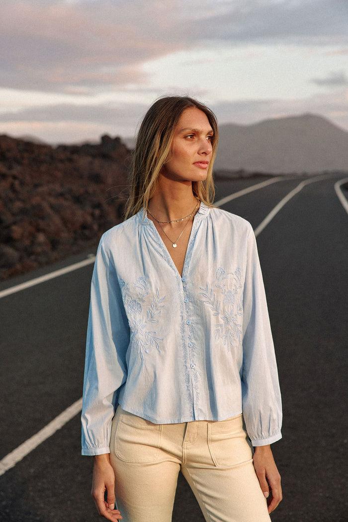 la petite étoile Blouse brodée bleu ciel - Blythe