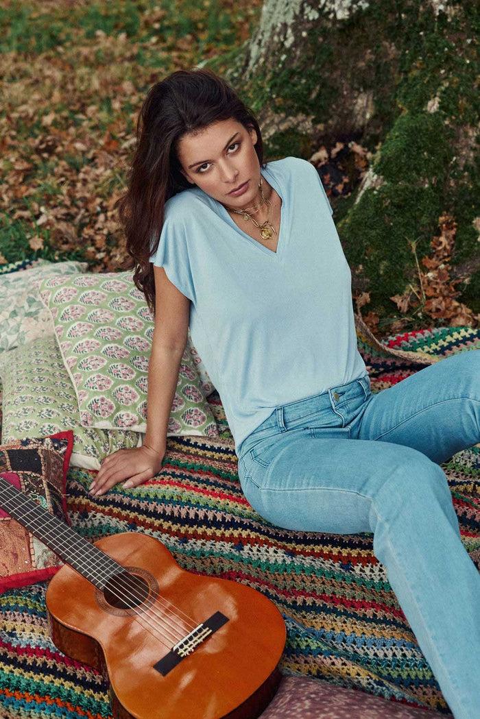 La Petite étoile T-shirt Col V Bleu Ciel - Marcelina