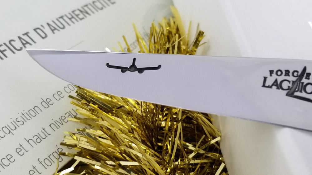 Laguiole Couteau Forge De Laguiole Airbus A350XWB Manche Acrylique Blanc Et Carbone 2 Mitres Inox Brillant 11cm
