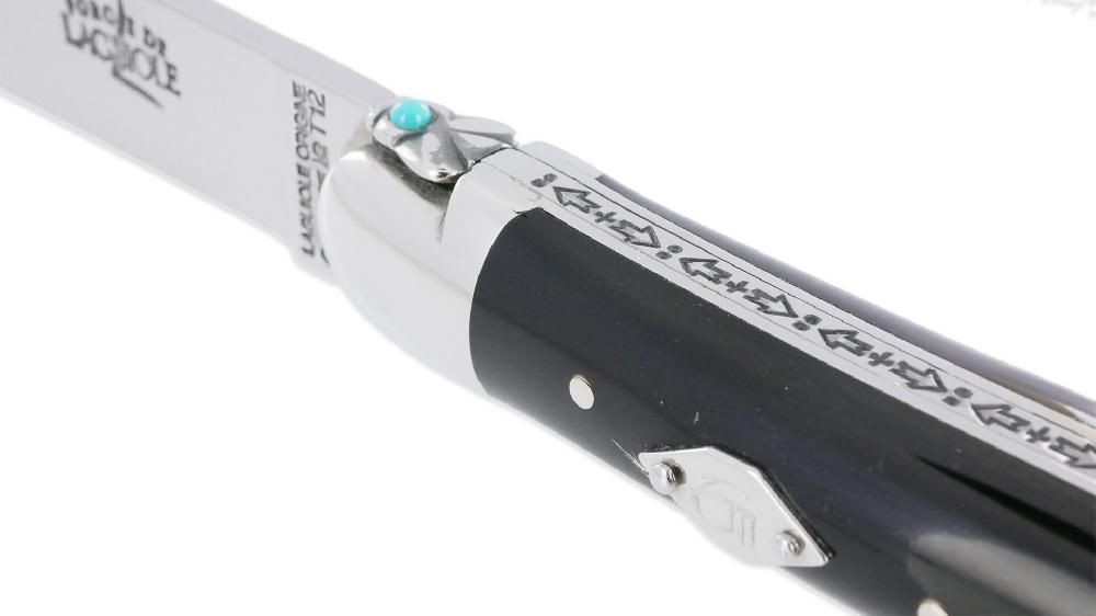 Laguiole Couteau Forge De Laguiole Eddy Mitchell Buffle 2 Mitres Inox Brillant Ressort 2 Perles Turquoise Plaque Avec Initiales Du Chanteur 1 Pièce Finition Brillante 11cm