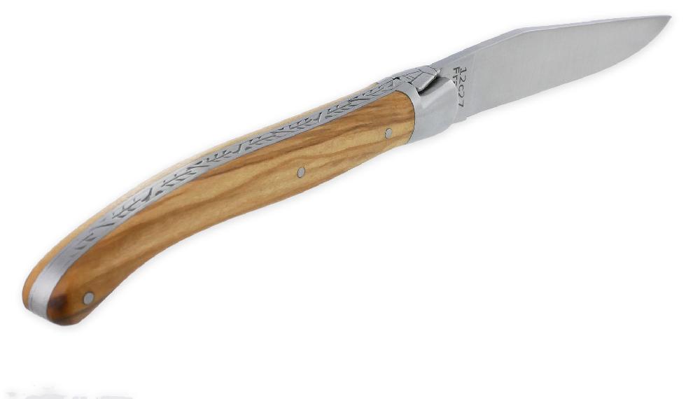 Laguiole Couteau Laguiole D’Antan Manche Olivier Gravure Cerf 1 Mitre Inox Brossé 1 Pièce 12cm