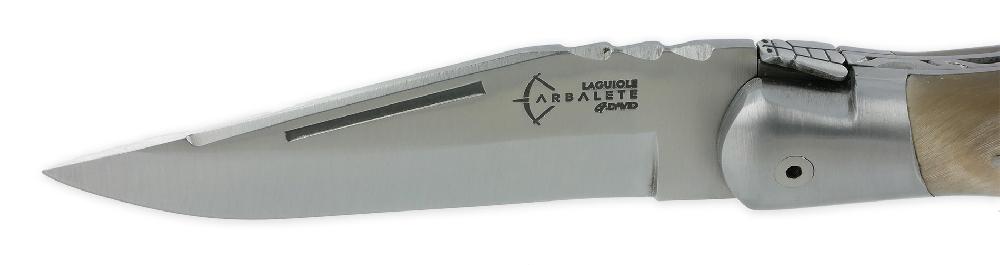 Laguiole Couteau Laguiole De Chasse Arbalète Manche Croute De Bélier Blond Finition Brossée 12cm