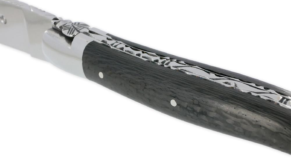 Laguiole Couteau Laguiole En Aubrac 1 Pièce 12cm Carbone 2 Mitres Inox Brillant Platines Et Ressort Guillochés Finition Brillante