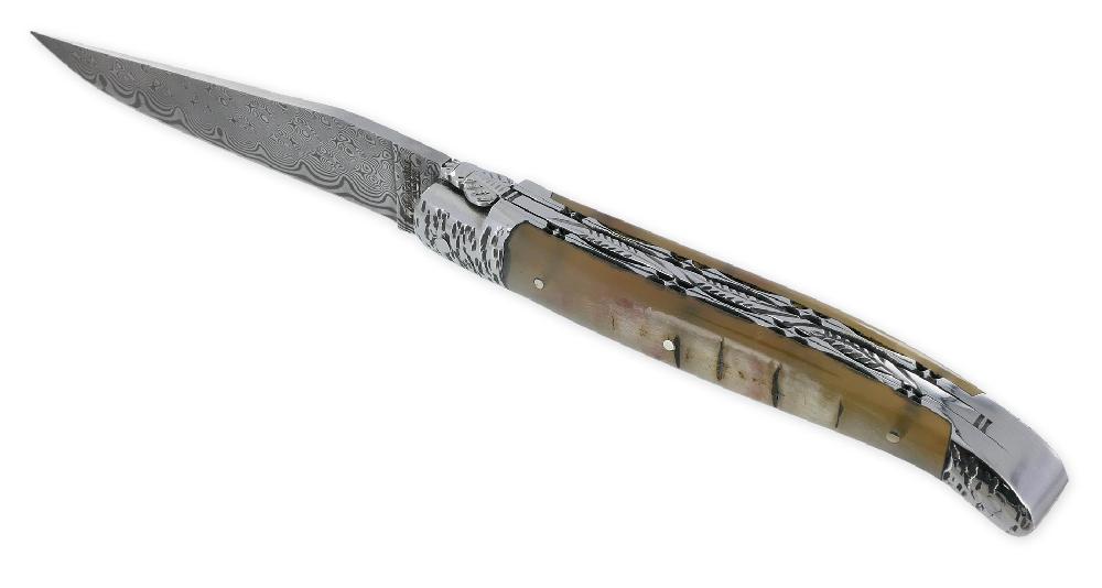 Laguiole Couteau Laguiole En Aubrac 1 Pièce 12cm Double Platines Et Ressort Guillochés à La Main Manche En Croute De Bélier 2 Mitres Martelées Inox Brillant Lame Damas