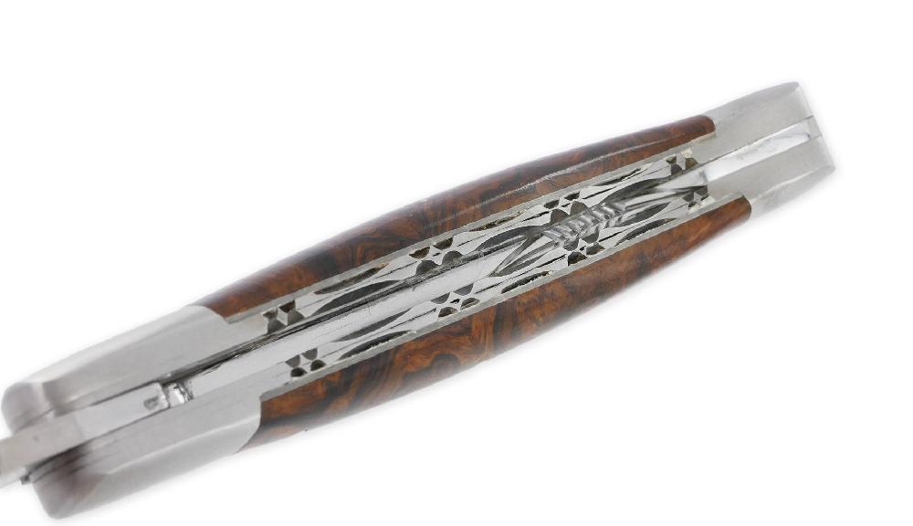 Laguiole Couteau Laguiole En Aubrac 1 Pièce 12cm Double Platines Et Ressort Guillochés à La Main Manche En Loupe De Bois De Fer 2 Mitres Inox Brossé Lame Damas
