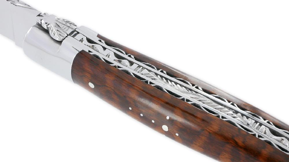 Laguiole Couteau Laguiole En Aubrac 1 Pièce 12cm Manche Bois D’Amourette Double Platines Et Ressort Guilloches 2 Mitres Finition Brillante Mouche Forgée NUM2