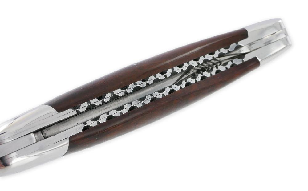 Laguiole Couteau Laguiole En Aubrac 1 Pièce 12cm Manche Bois D’Amourette Double Platines Et Ressort Guilloches 2 Mitres Finition Brillante Mouche Forgée NUM3